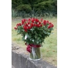 70 czerwonych róż w szklanym wazonie