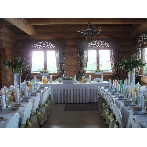 Ślubna dekoracja sali weselnej z tulipanów