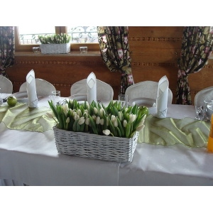 Koszyk ślubny z tulipanów