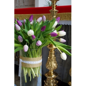 Wystrój kościołów - tulipany w szkle