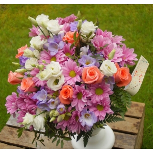Bukiet pastelowych kwiatów mieszanych