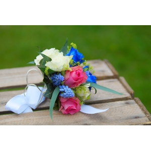 Bransoleta  ślubna z niebieskich róż
