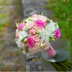 Wiązanka ślubna z kwiatów sezonowych.