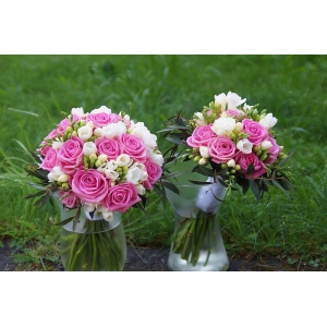 Wiązanka ślubna - różowe róże z dodatkiem frezji.