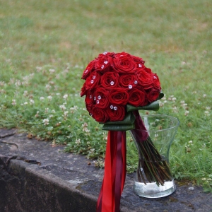 Wiązanka ślubna z czerwonych róż.