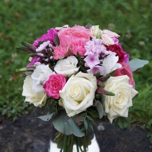 Wiązanka ślubna z kwiatów mieszanych.