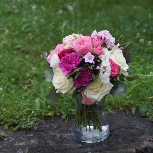Wiązanka ślubna z kwiatów mieszanych.