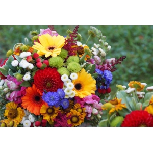 Kolorowa wiązanka ślubna ze świeżych kwiatów