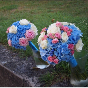 Wiązanka ślubna z białych, niebiekich i różowych kwiatów.