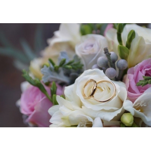 Wiązanka ślubna z róż, frezji i innych kwiatów