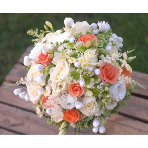 Wiązanka ślubna  z kwiatów mieszanych.
