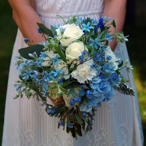 Rustykalna wiązanka ślubna niebieska. Róże, niezapominajki i inne kwiaty sezonowe. Boho