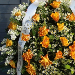 Wieniec pogrzebowy z herbacianych róż. Starachowice