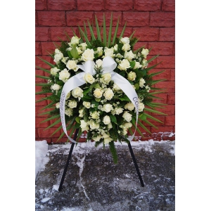 Wieniec pogrzebowy z białych róż.