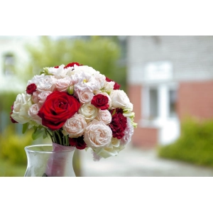 wiązanka ślubna z róż, goździków, eustomy i hortensji