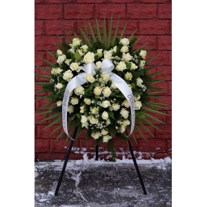 Wieniec pogrzebowy z białych róż.  Starachowice