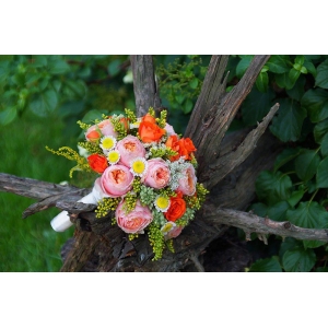 Wiązanka ślubna z  łososiowych róż i pomarańczowych dodatków. Kwiaciarnia Czerwone Korale
