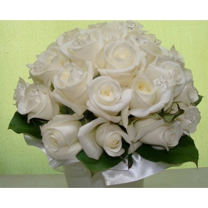 Białe lub kremowe róże z kryształkami