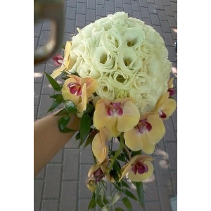 Wiązanka ślubna z białych róż ze storczykami