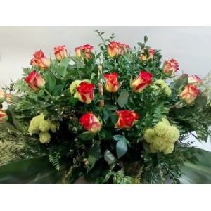 Wiązanka pogrzebowa z dwukolorowych róż