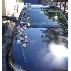Kwiaty na samochód do ceremonii ślubu
