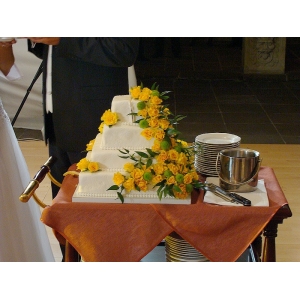 Wspaniała oprawa ślubu w postaci kwiatów na torcie weselnym