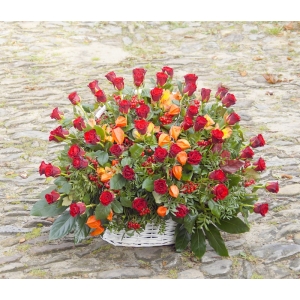 Kosz z 50 czerwonych róż. Kwiaciarnia Starachowice