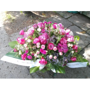 Wiązanka pogrzebowa z różowych kwiatów