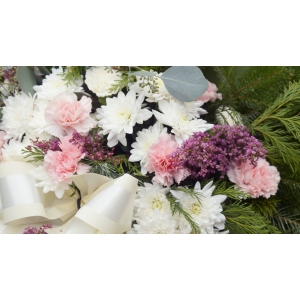 Wieniec pogrzebowy z żywych kwiatów