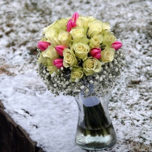 Wiązanka ślubna z róż, tulipanów i gipsówki.