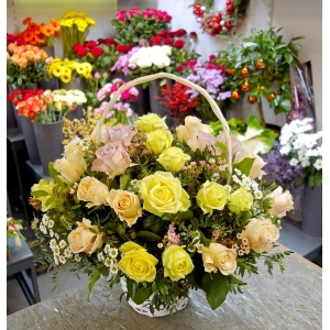 Kosz kolorowych kwiatówz dostawą w Starachowicach,