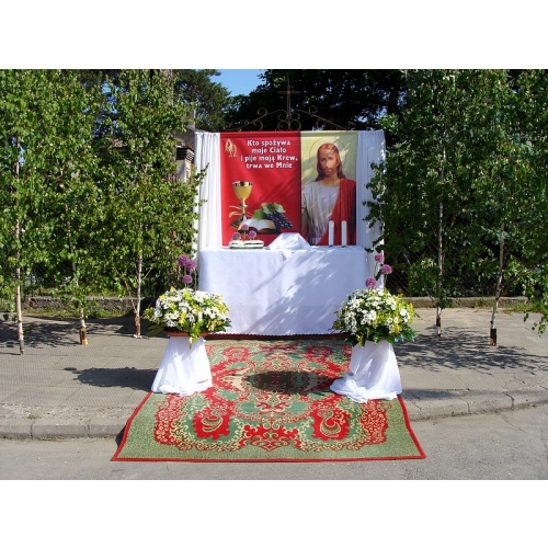 Boże Ciało -  dekoracja  pod ołtarz polowy